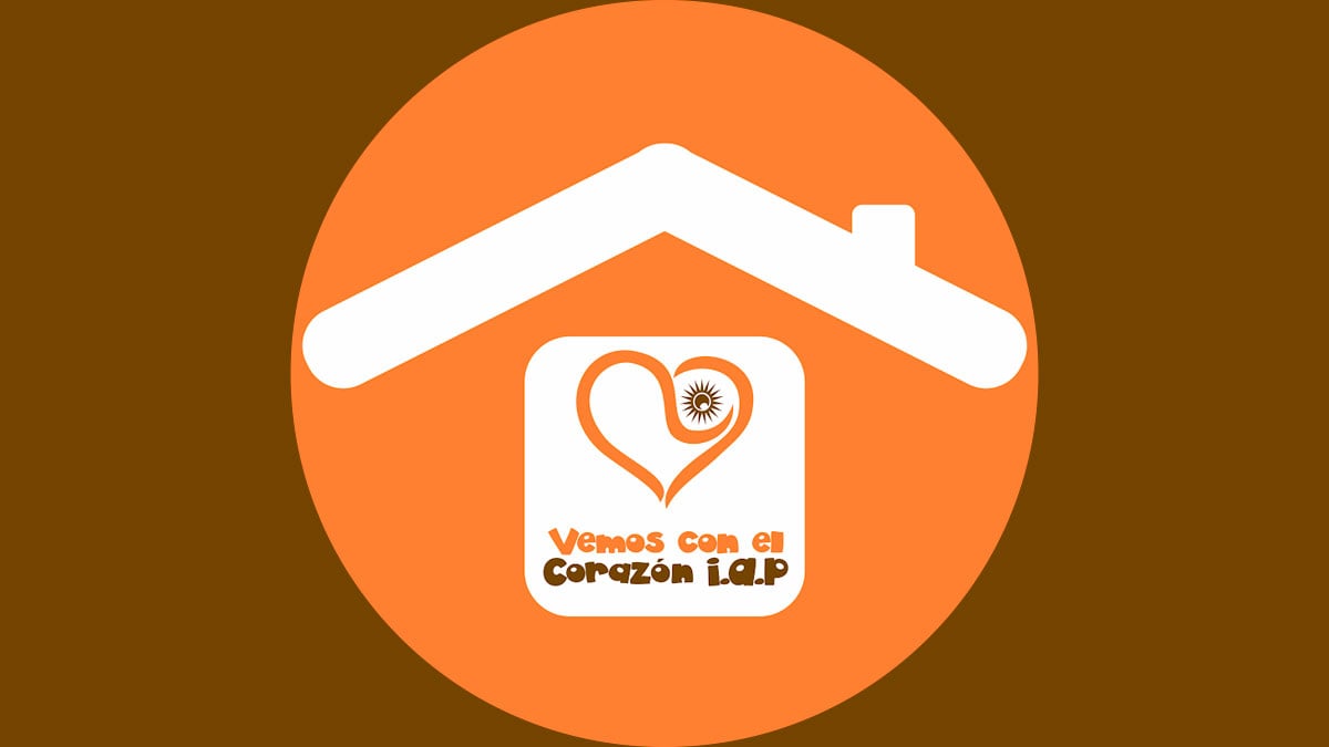 Imagen con el logotipo de la Fundación Vemos con el Corazón, el techo de una casa de color blanco, debajo de el techo, de color naranja y café el texto “Fundación Vemos con el Corazón”.