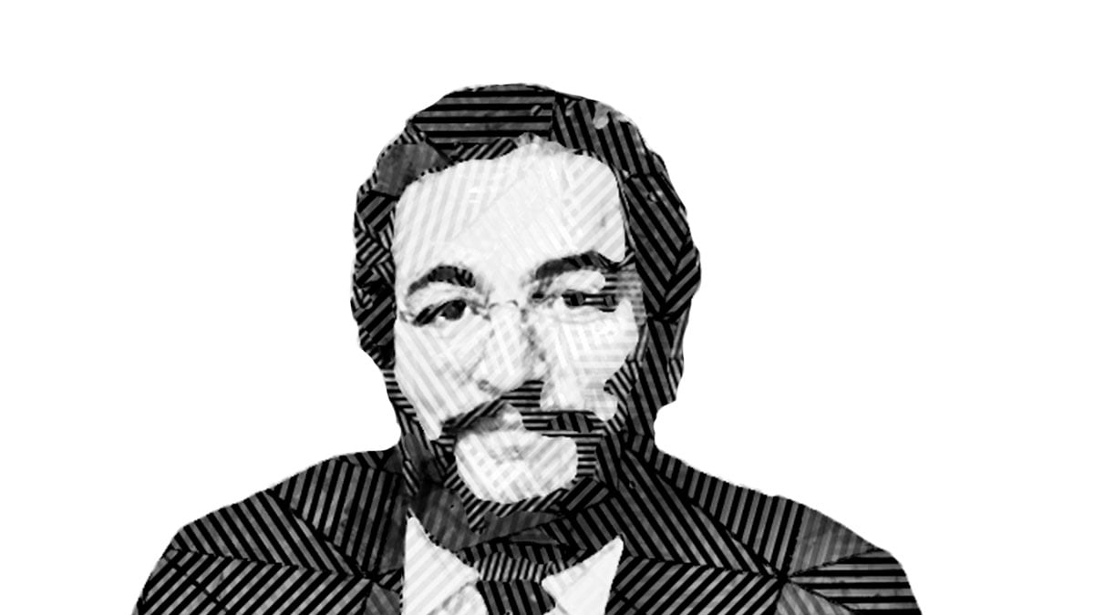 Fotografía a blanco y negro, formada por líneas del rostro de Carlos Ríos Espinosa, un hombre de cabello negro, un poco rizado y corto, tiene un rostro ancho con barba de cantado y anteojos, lleva puesto un traje formal con corbata.