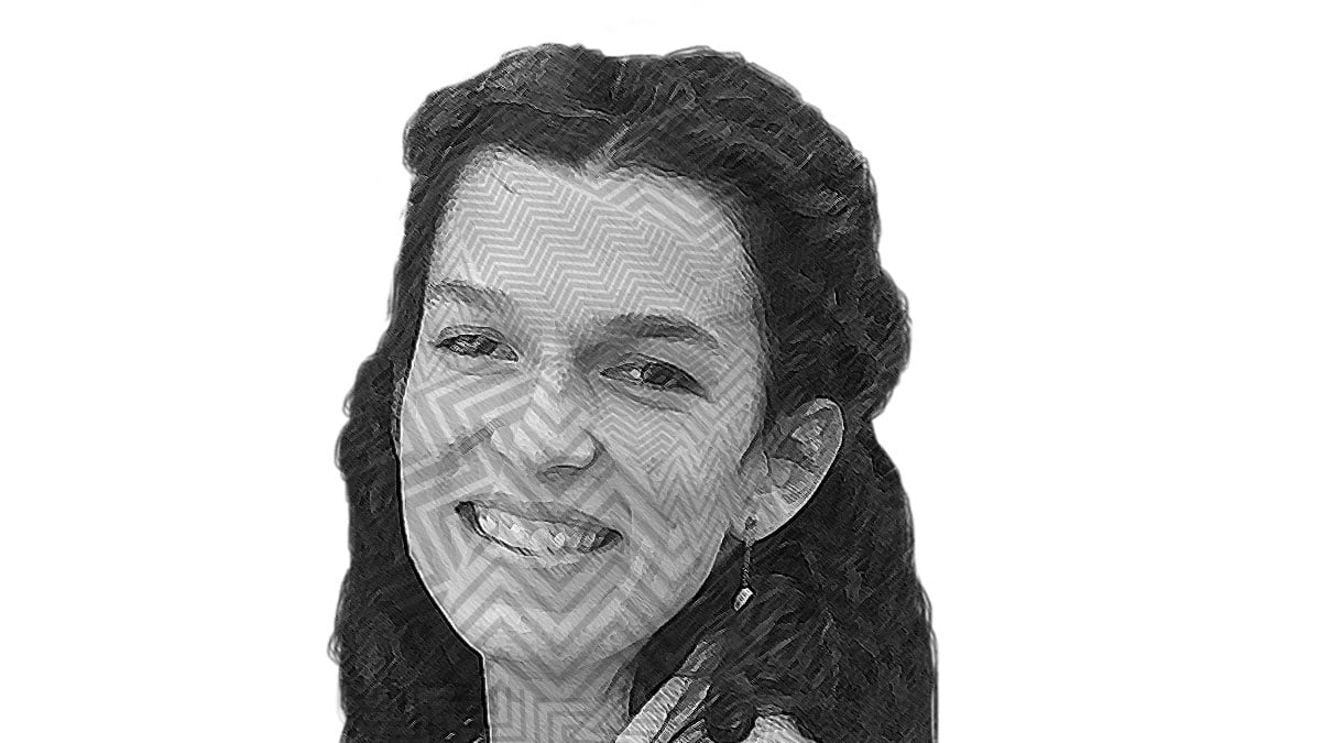 Fotografía a blanco y negro, formada por líneas del rostro de Mariel Iginiz, una mujer de edad media, con cabello rizado, recogido en media coleta, ojos pequeños ligeramente caídos, la mujer sonríe frente a la cámara.