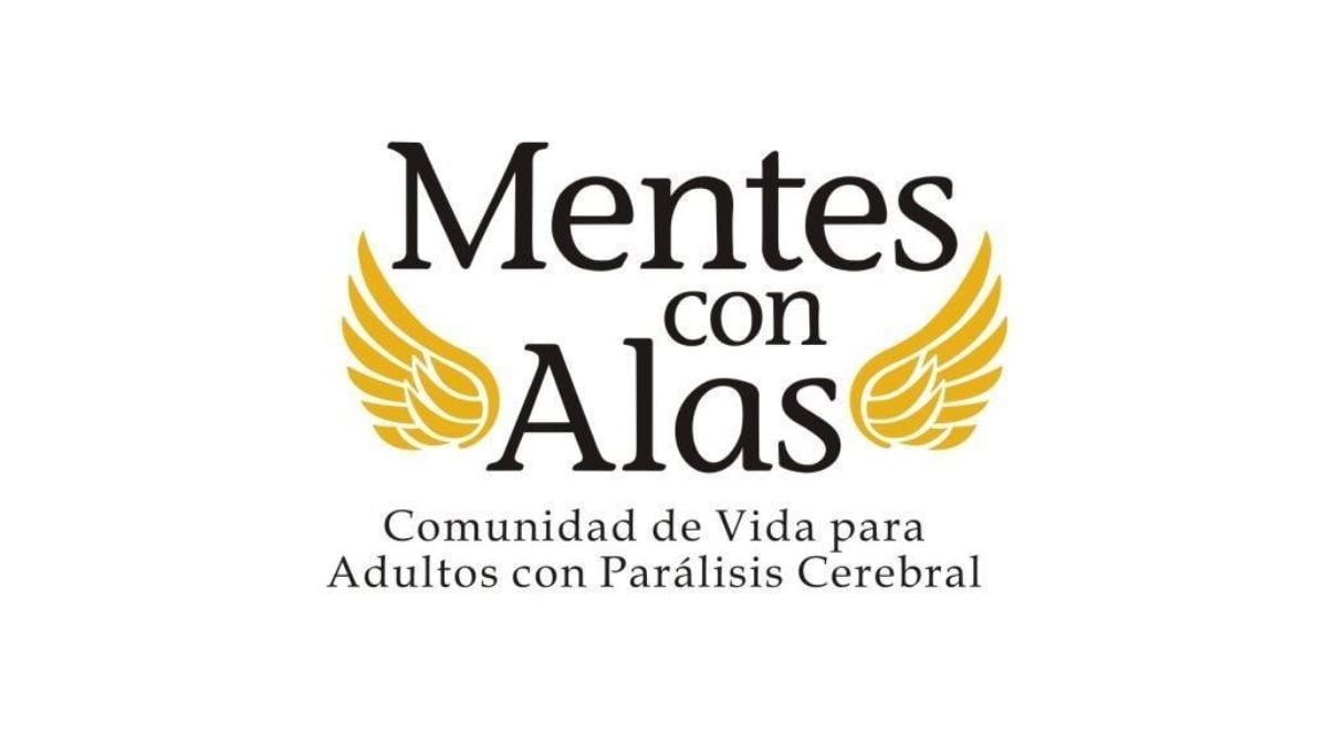 Logotipo de Mentes con alas, el texto negro sobre fondo blanco es Mente con alas, comunidad de vida para adultos con parálisis cerebral. A los costados tiene un par de alas de color dorado.