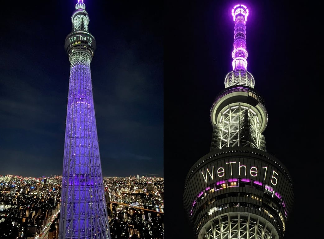 Dos aspectos del rascacielos más emblemático de Tokio iluminado con luces moradas. Al lado izquierdo se aprecia el edificio en una panorámica que permite ver parte de la ciudad. Del lado derecho está un acercamiento a la parte superior donde se aprecian el mensaje We The 15.