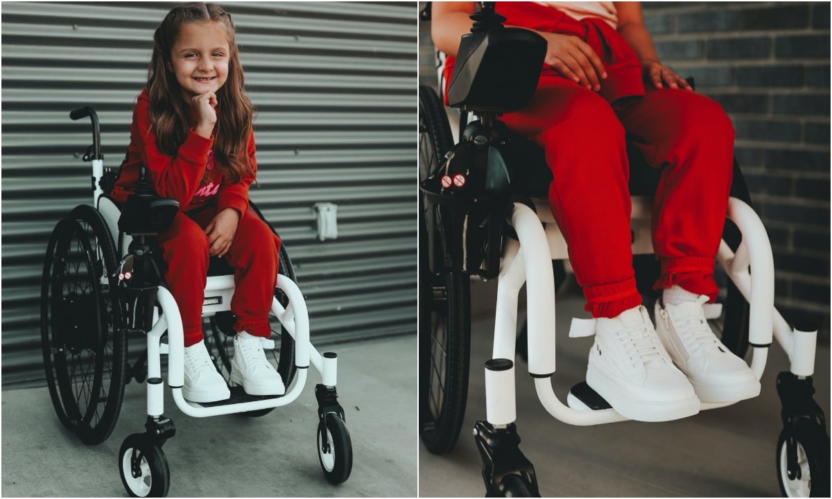 Juego de dos fotografías de una niña como de 8 o 9 años usuaria de silla de ruedas, que está sentada frente a una cortina metálica en color gris oscuro. Ella viste un traje estilo deportivo, como si fueran pants, color rojo. En la primera imagen, a la izquierda, la niña de cabello largo, café claro y un poco rizado sonríe, mientras posa su barbilla sobre su derecha. El brazo izquierdo lo descansa sobre la pierna. La segunda foto es un acercamiento a los pies de la niña, que calza unos tenis de moda que han sido adaptados para que sean fácilmente usables por niños, niñas y adolescentes con discapacidad. El modelo, en vez de agujetas, tiene cierres que resultan más sencillos de manipular.