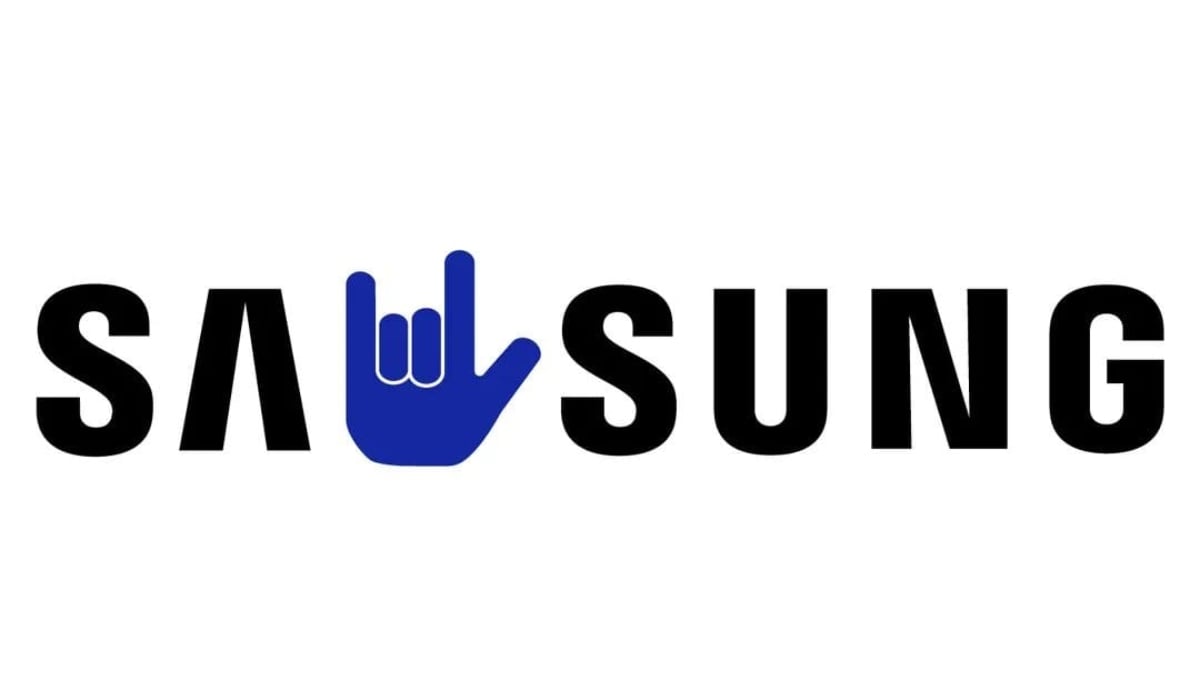 Letras negras sobre un fondo blanco que forman la palabra Samsung, en la que la m es cambiada por una mano con tres dedos alzados que es uno de los signos identificables en Lengua de Señas Mexicanas.