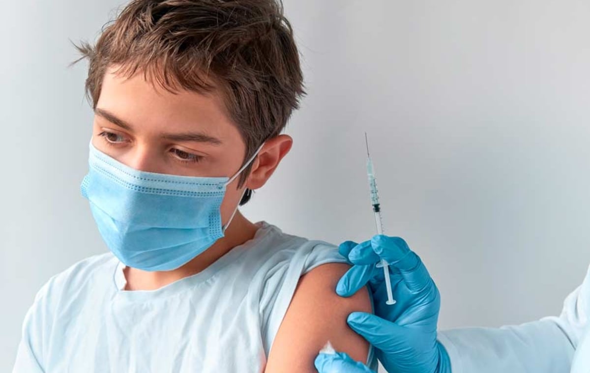 Adolescente recibiendo una vacuna.