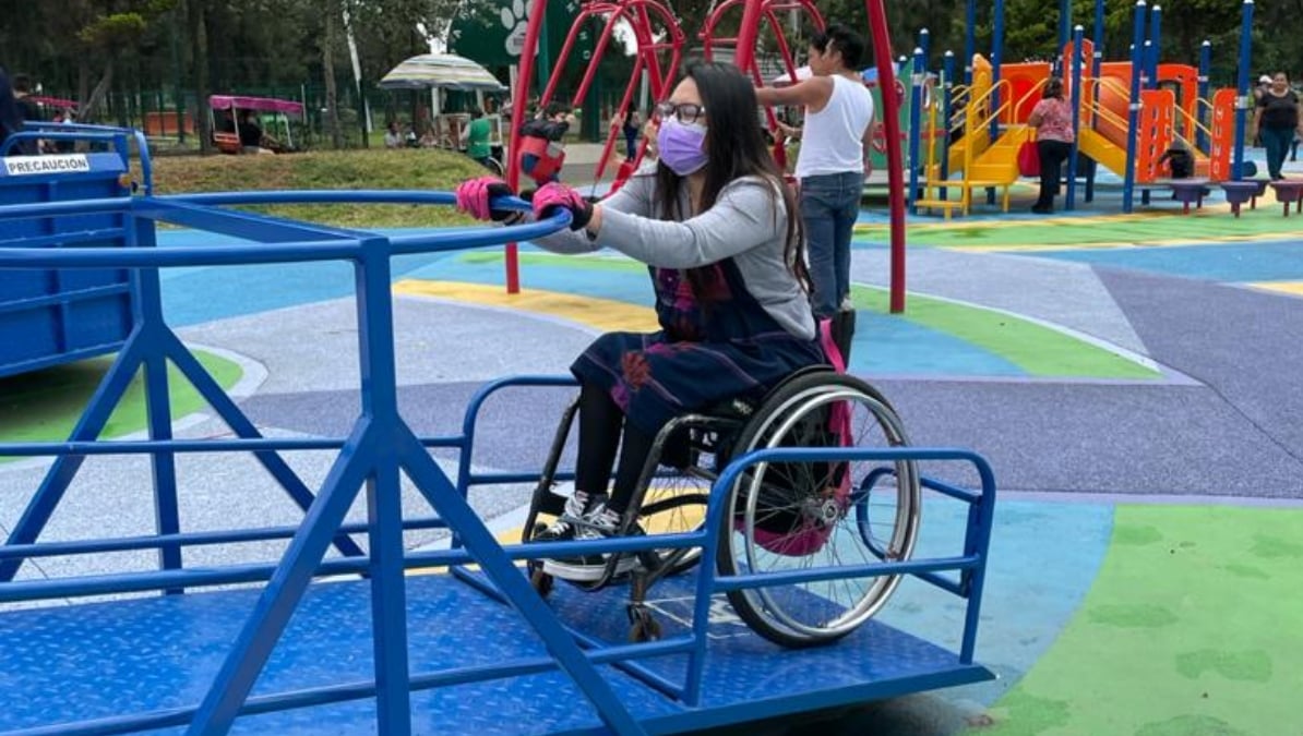 Jen Mulini en un sube y baja adaptado para silla de ruedas