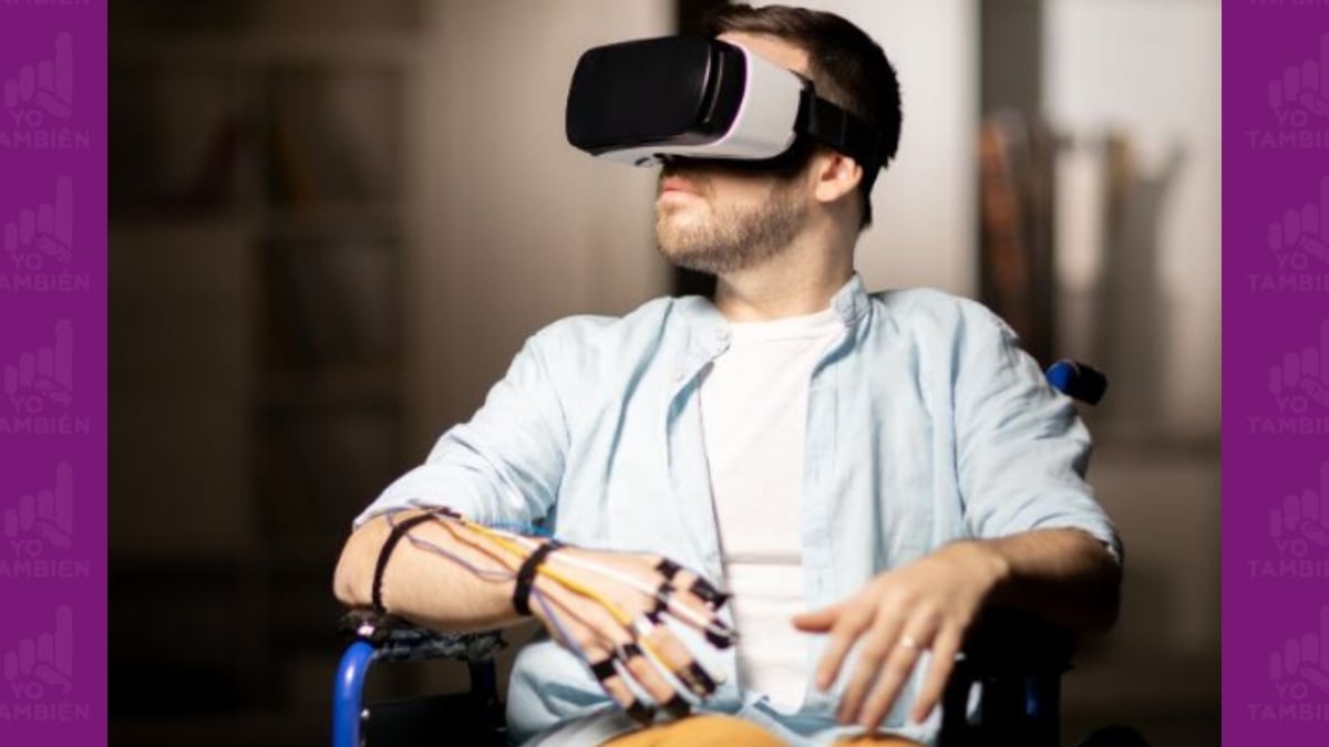 Fotografía de un hombre usuario de silla de ruedas, tiene cables en el brazo derecho y sobre la cara un visor de IA