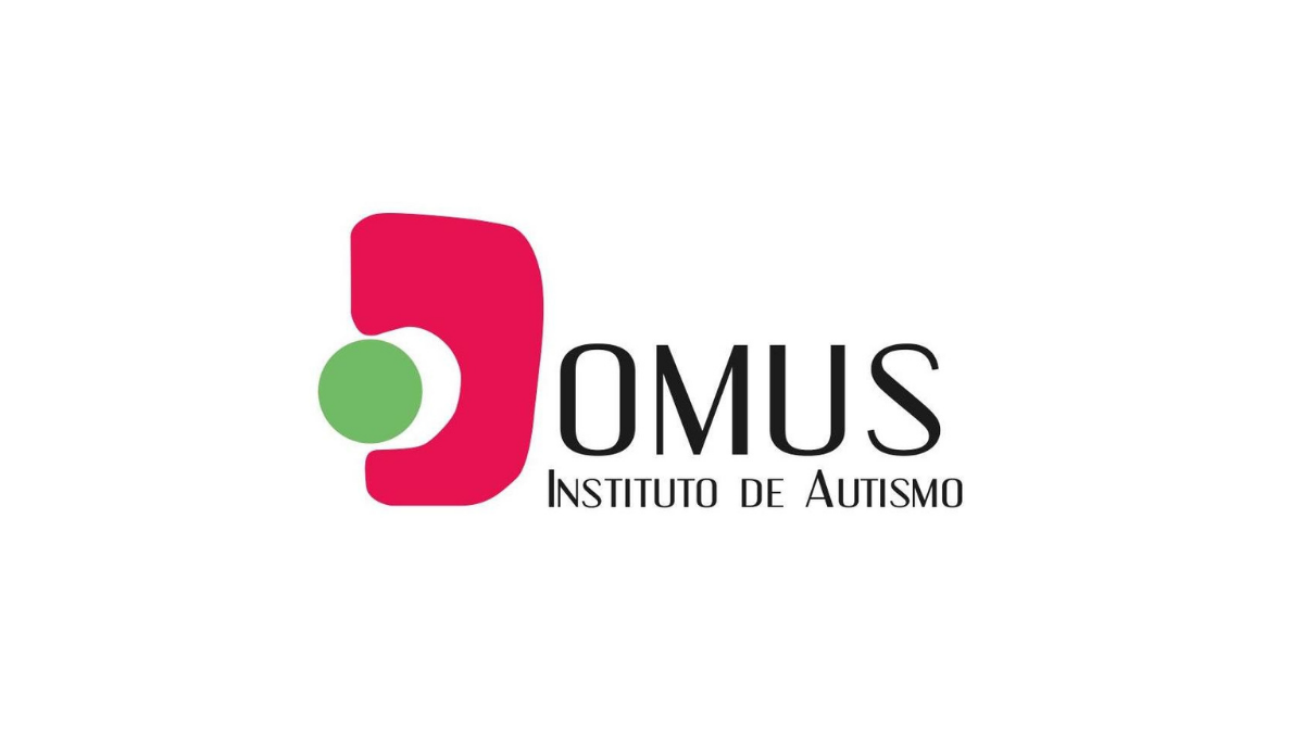 Logotipo con letras en color negro que dicen DOMUS Instituto de autismo, la D está construida por un rectángulo color rojo con una bola verde al centro pegada al costado izquierdo.