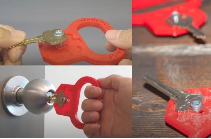 Fotografía de un prototipo de accesorio color naranja en donde se coloca una llave pequeña con mango grande para que la llave gire con cuatro dedos y un pulgar.