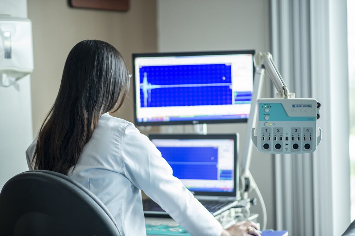 Doctora evaluando la frecuencia cardiaca de una persona en un monitor.