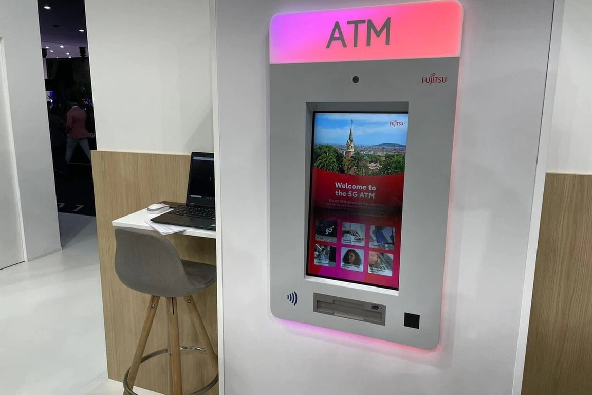 Cajero automático con una pantalla vertical sin botones físicos, solo cuenta con la rendija para obtener dinero en efectivo.