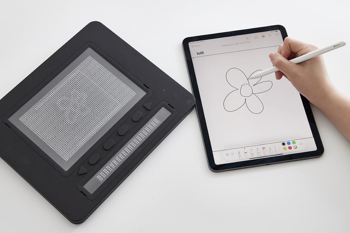 Dot Pad, una tableta de color negro con botones táctiles en sistema braille que reproduce en relieve la imagen de un dibujo realizado en una tableta de diseño común.