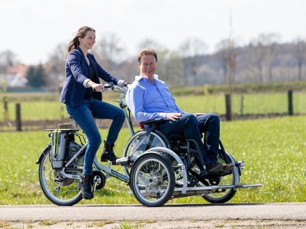 Dos personas paseando sobre el modelo de bicicleta OPair.