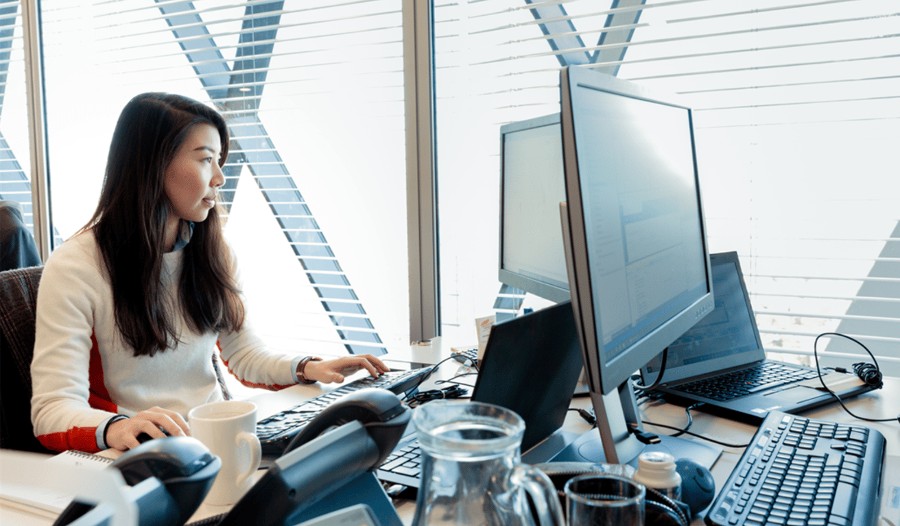 Mujer trabajando con una computadora.