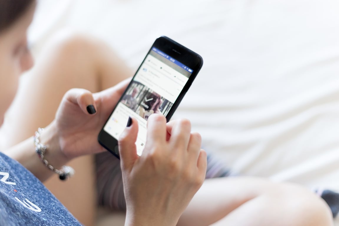 Mujer navegando en internet a través de un celular.