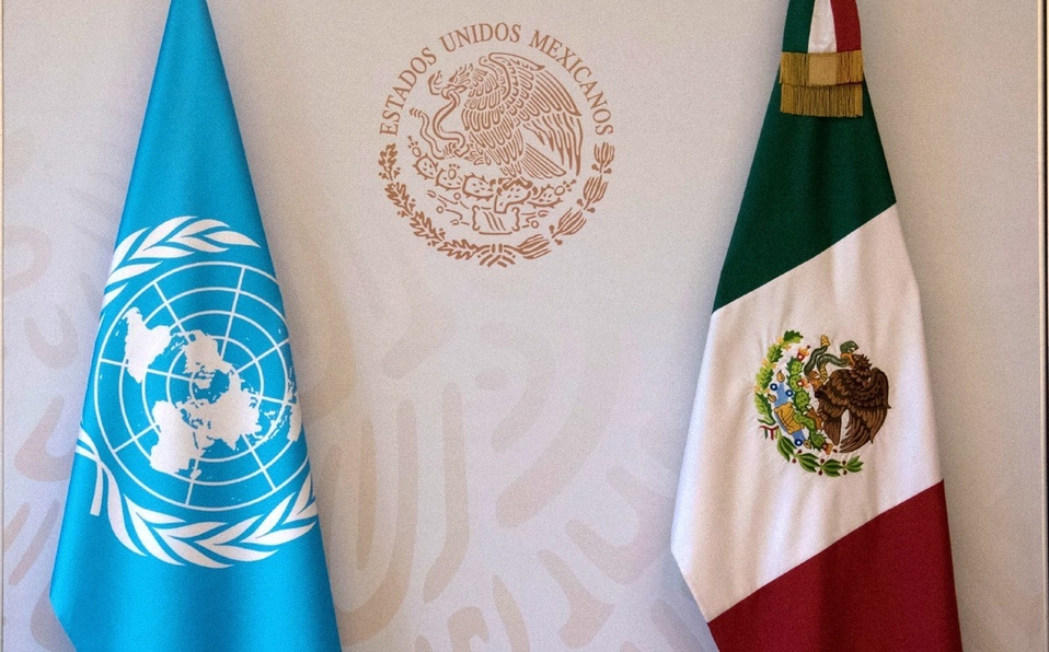 Fotografía con las banderas de la ONU y de México.