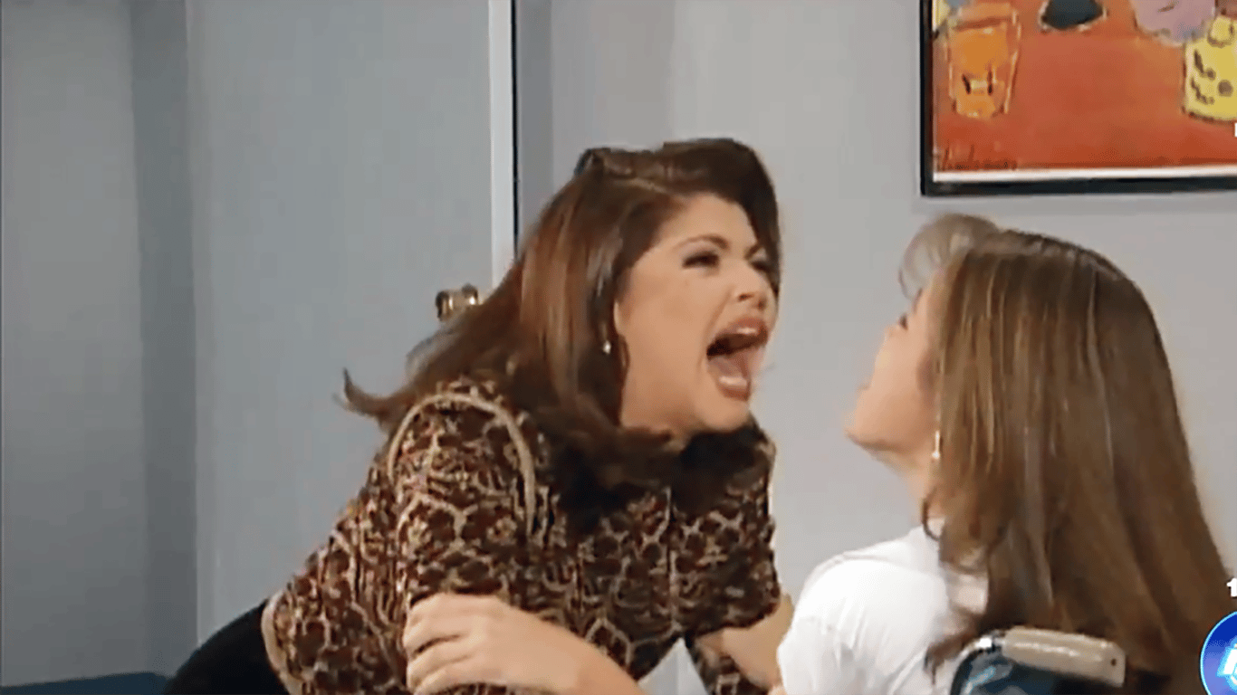 Captura de pantalla de la escena conocida como "maldita lisiada" donde la actriz Itati Cantoral le grita a una usuaria en silla de ruedas.