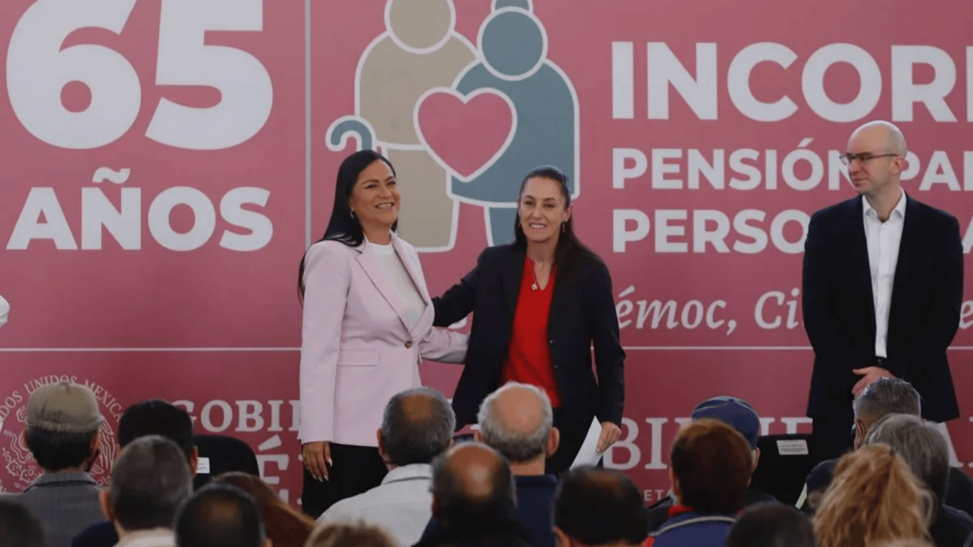 Claudia Sheinbaum y Ariadna Montiel abrazadas en una conferencia de prensa.