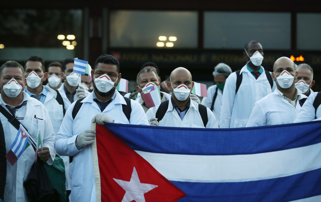 Médicos en protesta sosteniendo la bandera de Cuba.