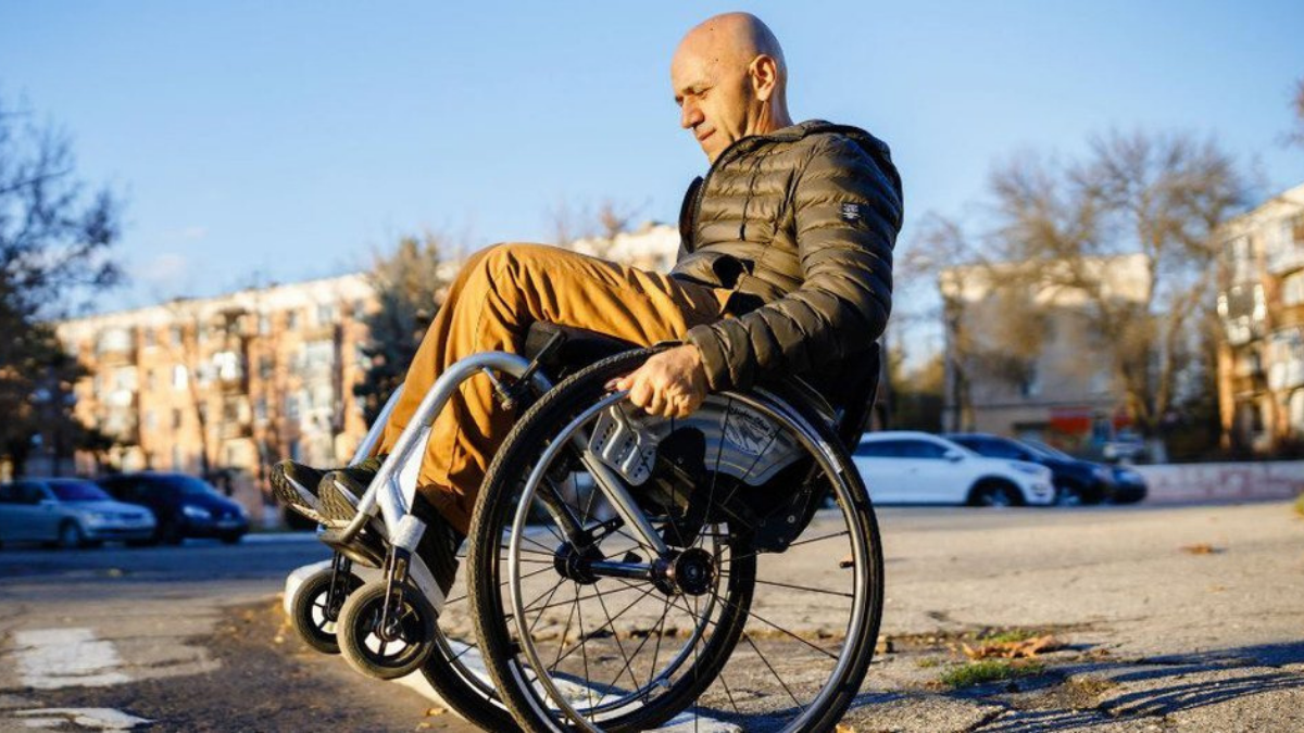 Usuario en silla de ruedas en una calle de Rusia