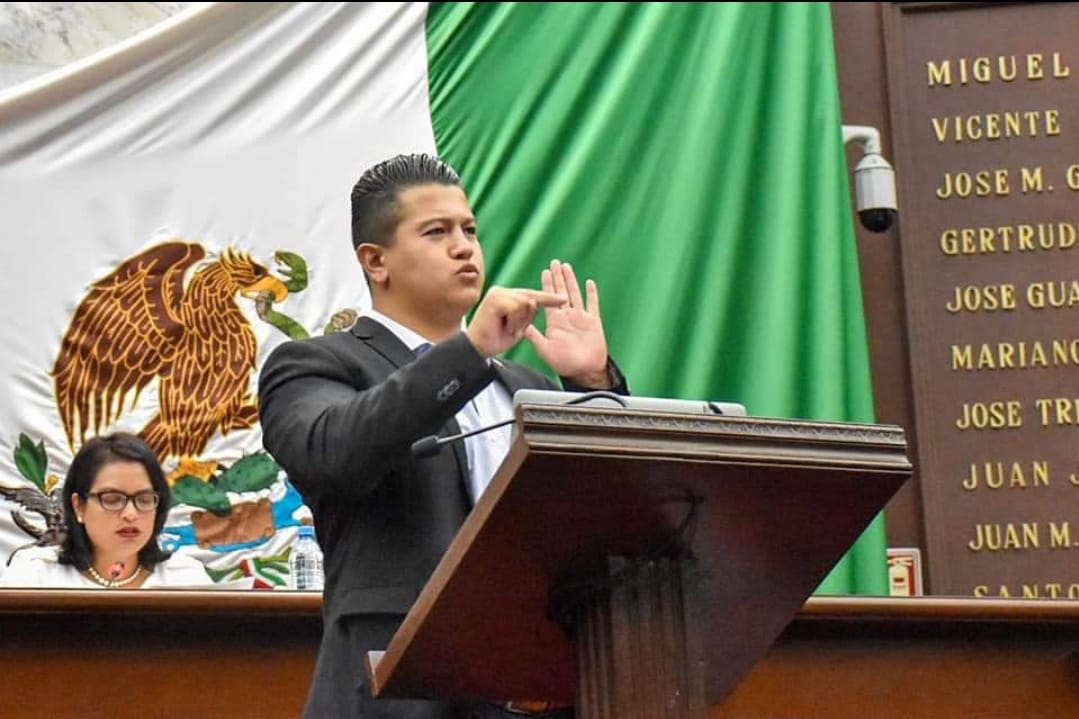 Víctor Zurita en la Cámara de Diputados comunicándose en Lengua de Señas Mexicana