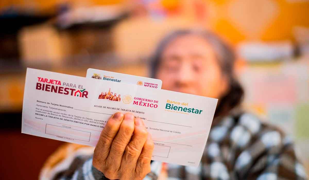 Adulta mayor sosteniendo su boleta para la pensión del bienestar.