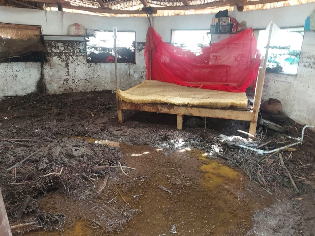 Cama de madera y habitación destrozada por el huracán Ágatha.
