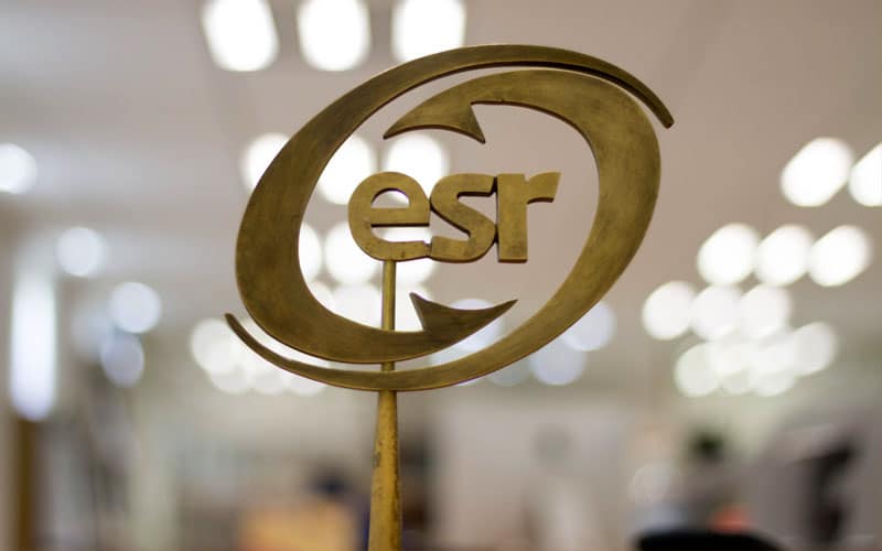 Distintivo dorado de Empresa Socialmente Responsable con sus siglas ESR