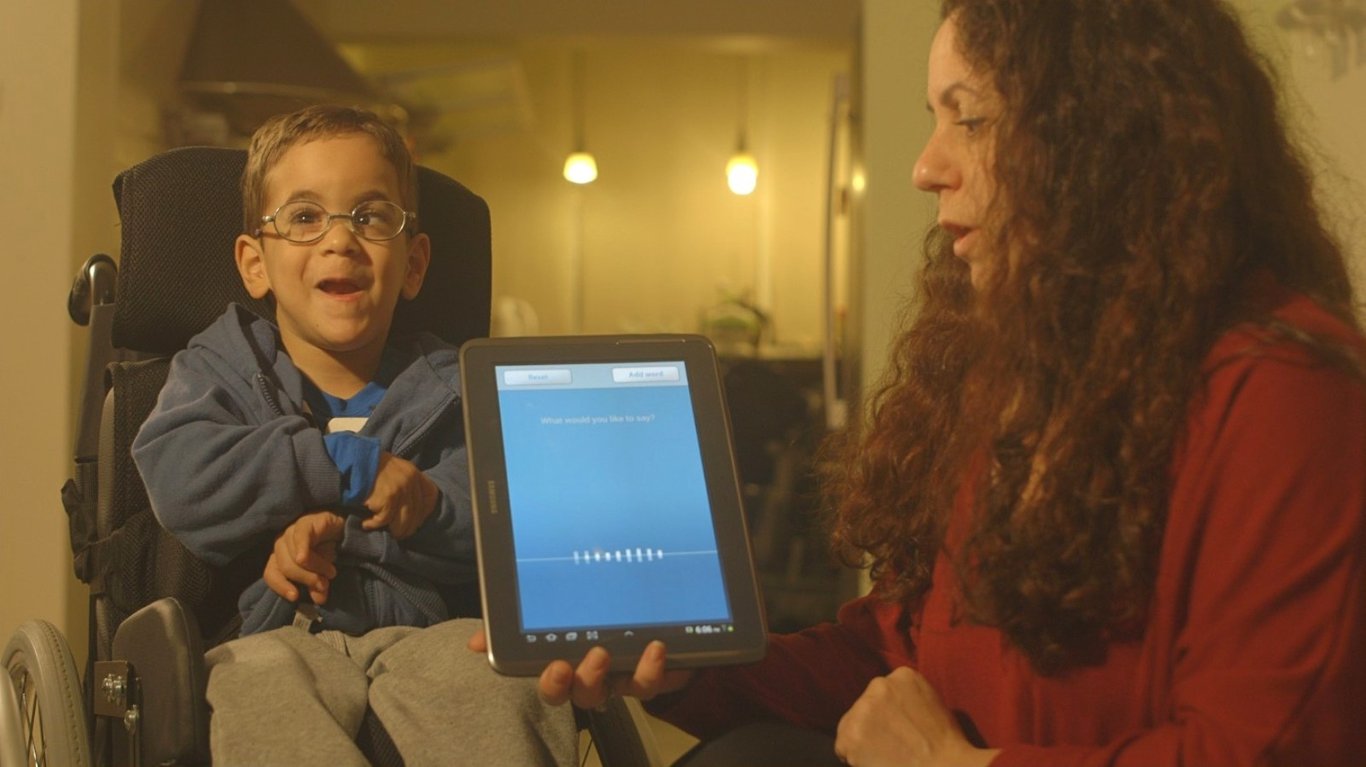 Niño con discapacidad motriz interactuando a través de la app Project Ensemble.