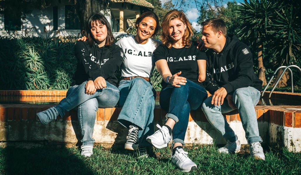 Cuatro modelos posando con una playera que dice "igualdad".