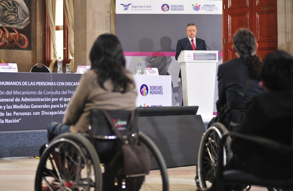 Usuario en silla de ruedas en una conferencia de la Suprema Corte de Justicia de la Nación.