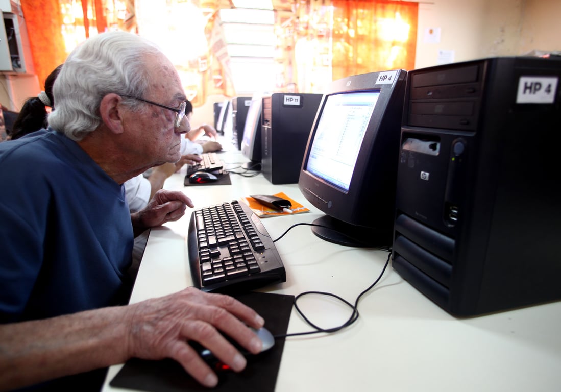 Adulto mayor frente a un computador.