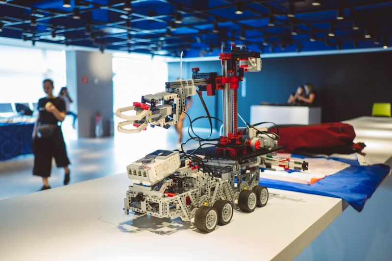 Robot con ruedas en la exposición de Solve for Tomorrow