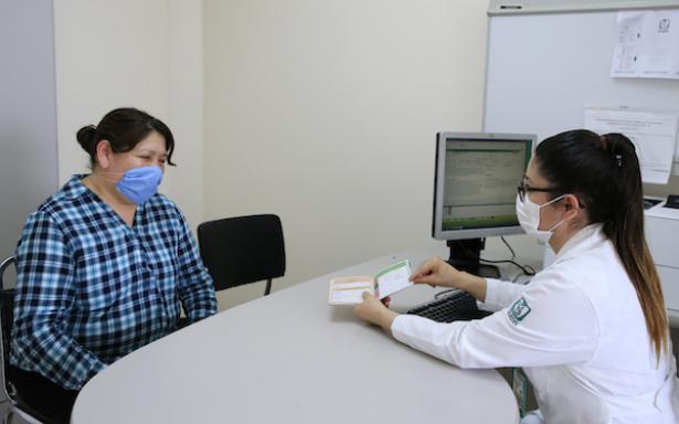 Doctora del IMSS en consulta frente a paciente femenina.