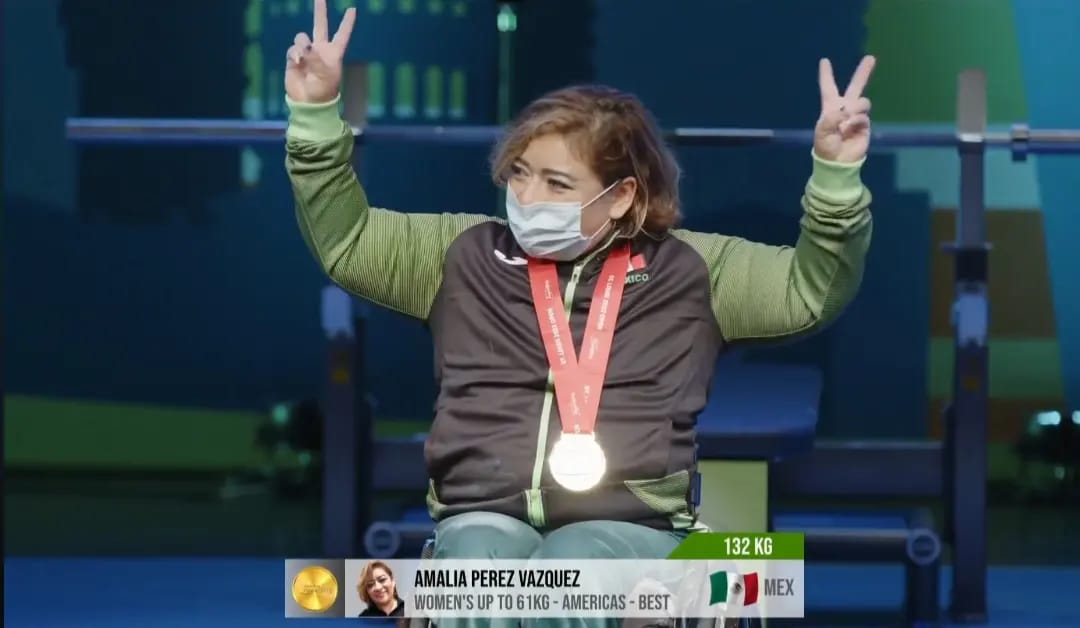 Amalia Pérez recibiendo su medalla de oro
