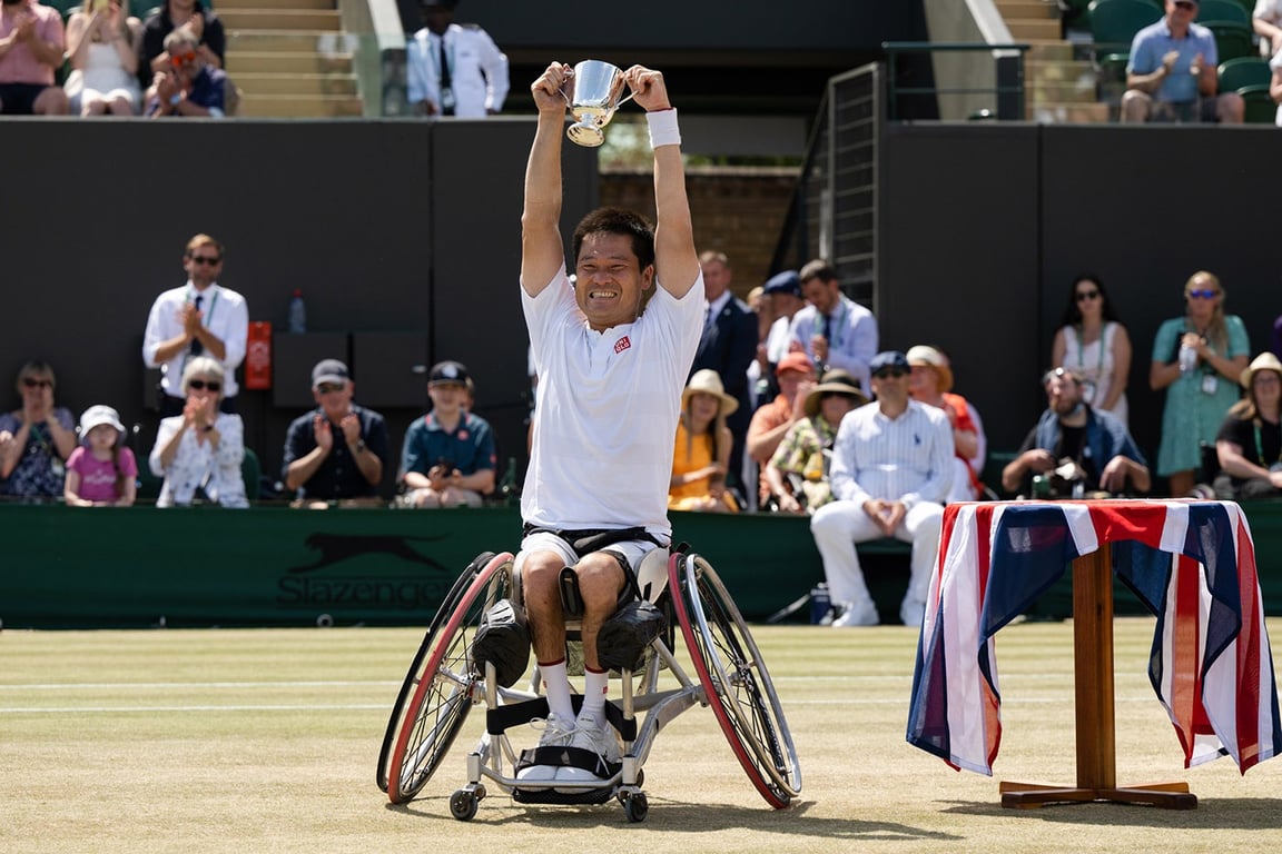 Shingo Kunieda alzando su trofeo de Wimbledon.