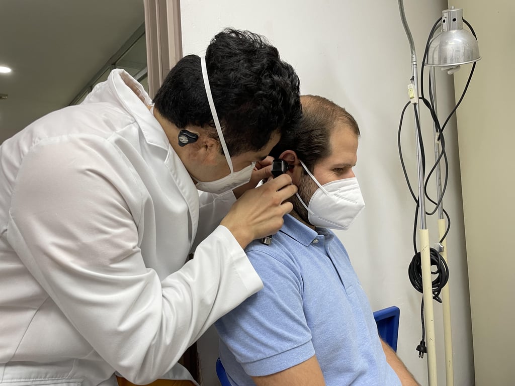 Juan Pablo Valadez Murillo atendiendo a un paciente.