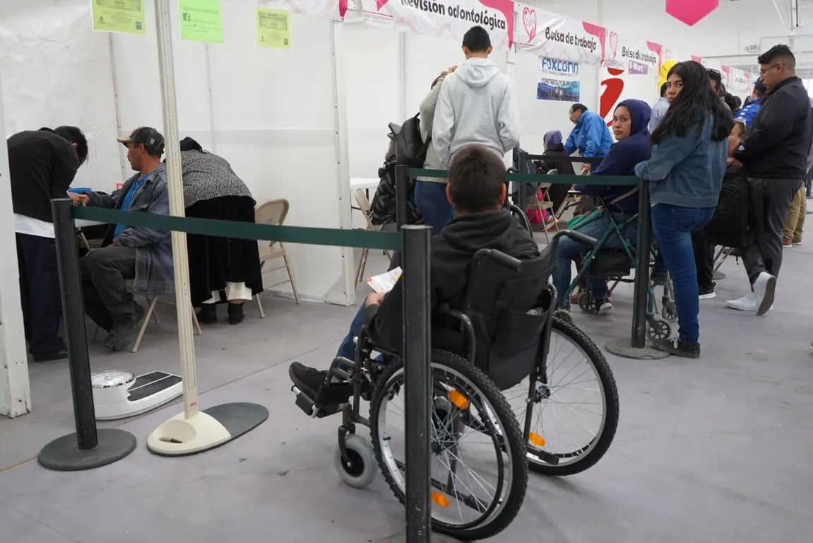 Usuarios de silla de ruedas formados para realizar un trámite.
