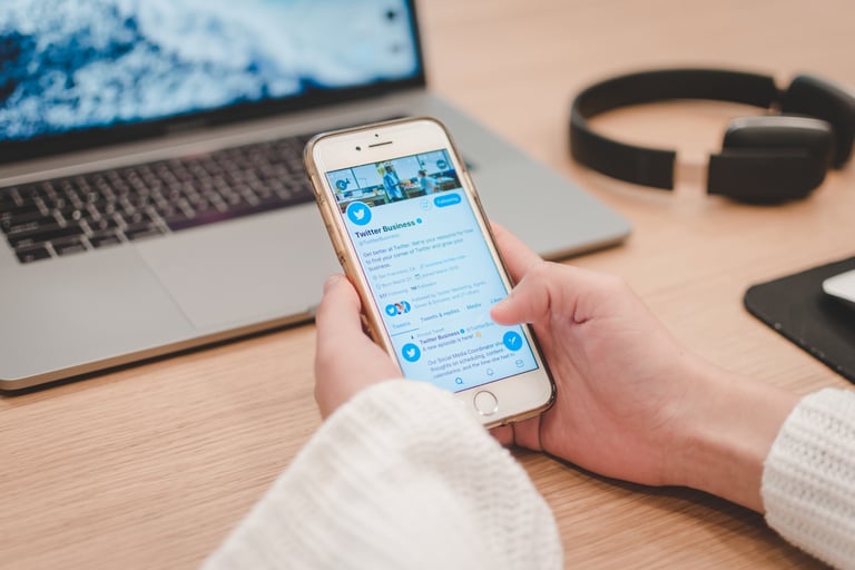 Usuario navegando en Twitter desde su teléfono móvil.