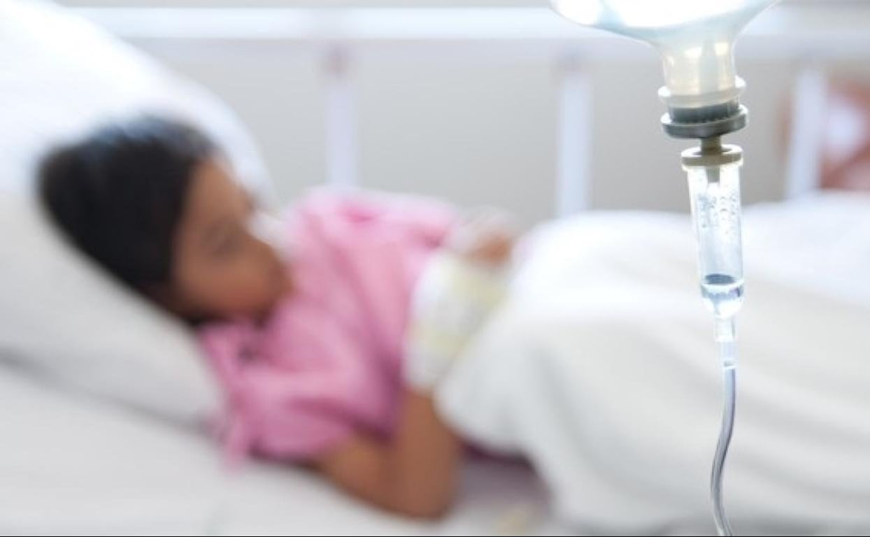 Fotografía desenfocada de una niña en hospital.