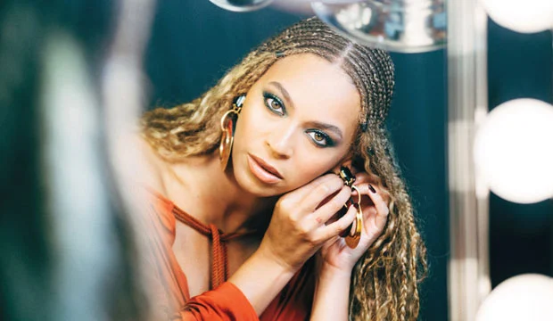 Beyoncé frente a un espejo