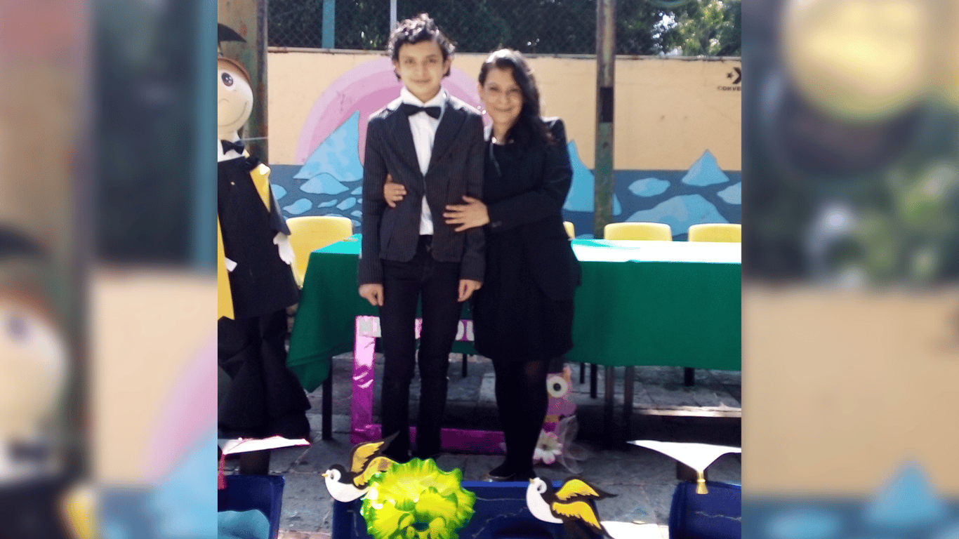 Santi y su mamá Cristina Cruz en la graduación de fin de curso.