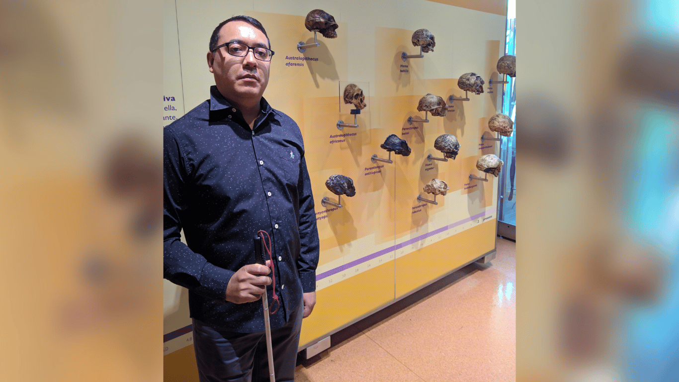 Celso Soto junto a réplicas de cráneos de varios homínidos evaluando la accesibilidad del Universum.
