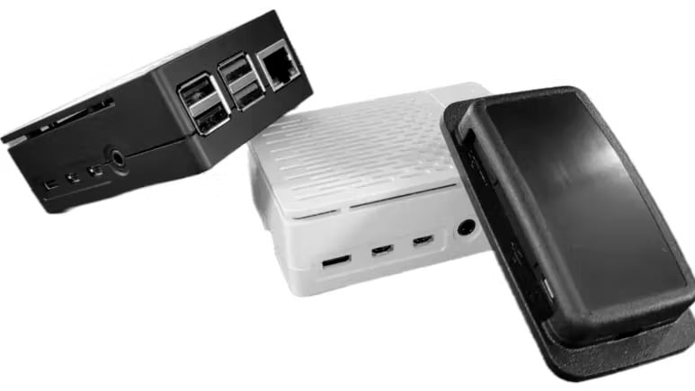 Enabled Play, dispositivo rectangular con diversas entradas USB y HDMI.