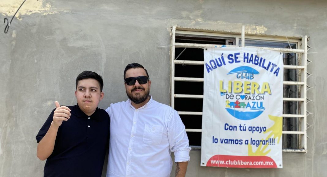 Dos jóvenes con discapacidad fuera del Club Libera de Corazón Azul.