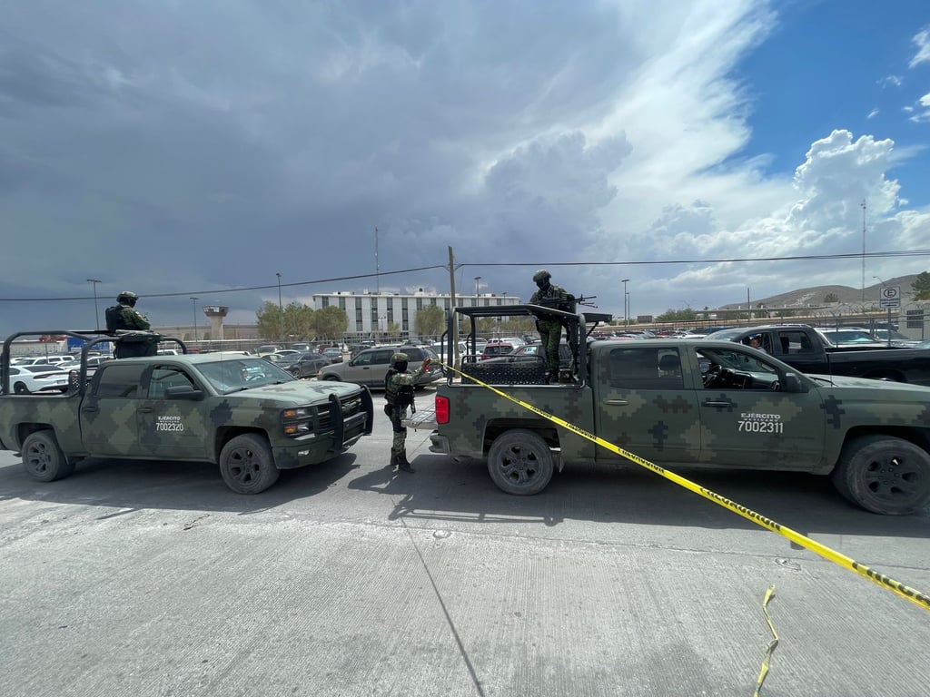 Dos camionetas del ejército cercando una calle en Ciudad Juárez