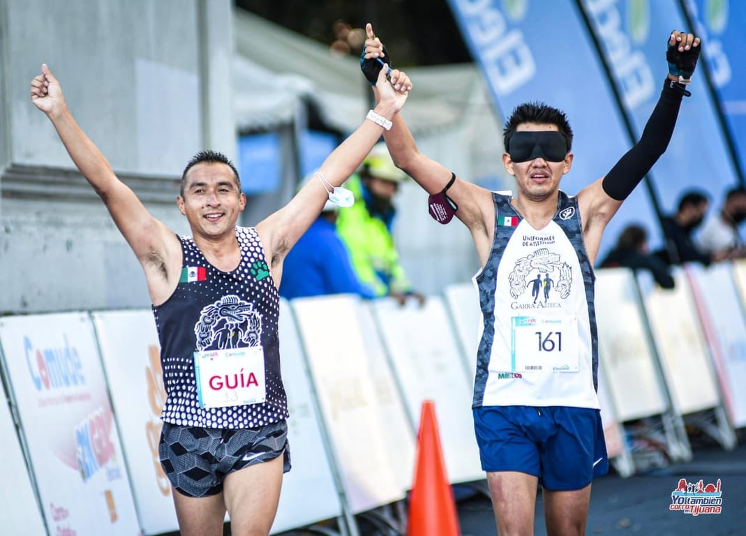 David Juárez llegando a la meta de un maratón con las manos hacia arriba en señal de victoria.