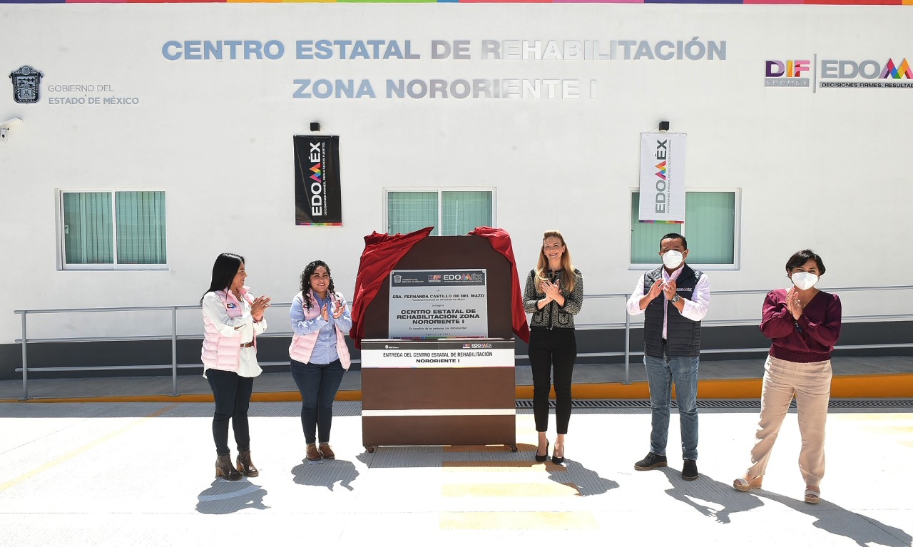 Presentación de una placa de metal para la inauguración del Centro Estatal de Rehabilitación Nororiente