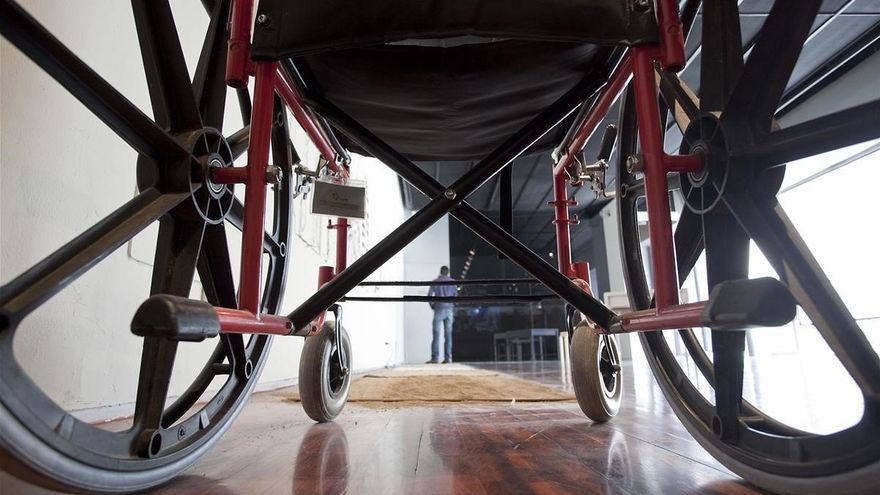 Silla de ruedas de una persona con discapacidad