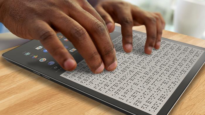 Usuario ciego utilizando un teclado braille.