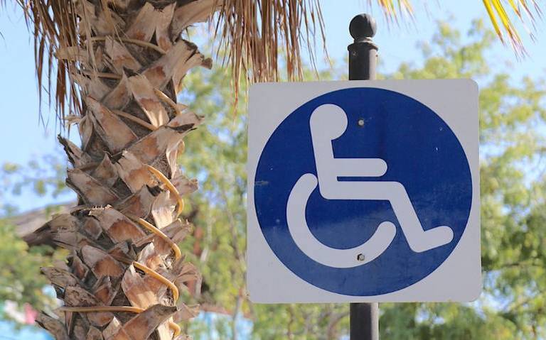 Símbolo de personas con discapacidad frente al albergue para personas con discapacidad.